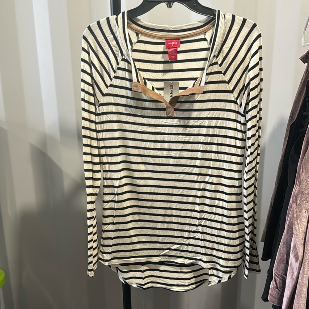 Long sleeve daytrip  split neck